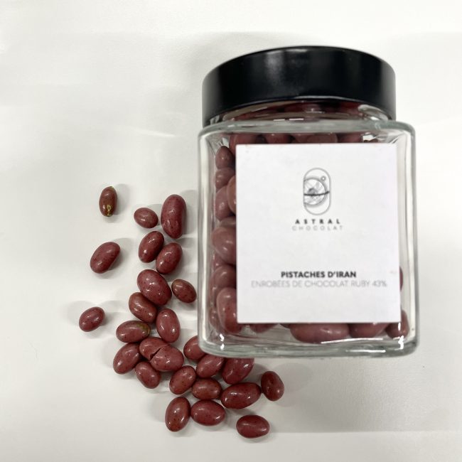 Pistaches d’Iran enrobées de chocolat ruby 43%