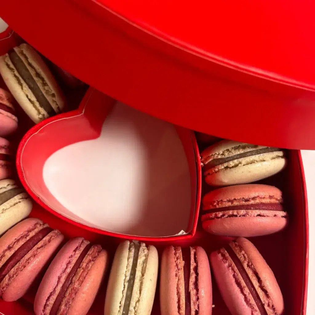 coffret chocolats Saint-Valentin ; cadeau st-valentin femme ; chocolat st-valentin ; coffret cadeau à offrir ; chocolat aphrodisiaque : sélection saint-valentin ; macarons ; coffret macarons ; coffret macarons st-valentin ; macarons cadeau