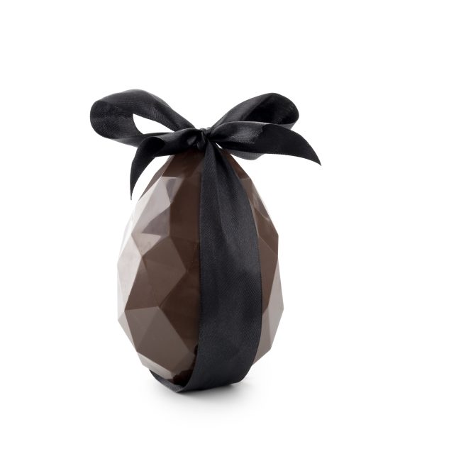 Œuf chocolat noirgarni de surprises chocolatées