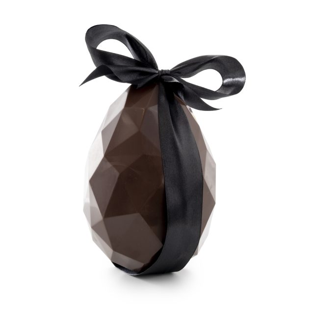 Gros Œuf chocolat noirgarni de surprises chocolatées